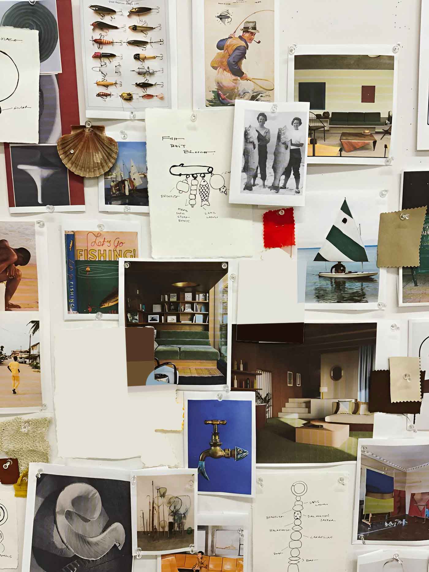 Moodboard di fotografie, fotogrammi e ritagli appesi al muro