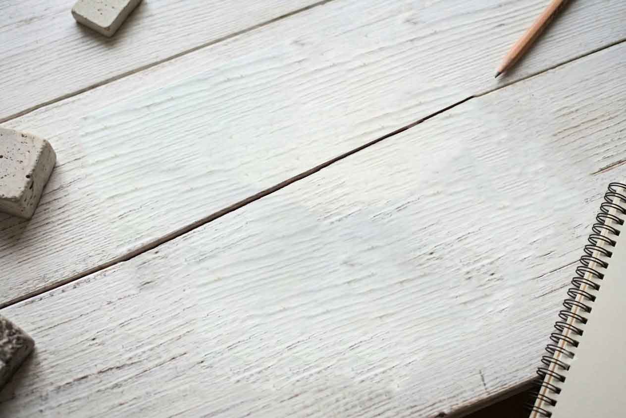 Tre fotografie stampate su un tavolo di legno